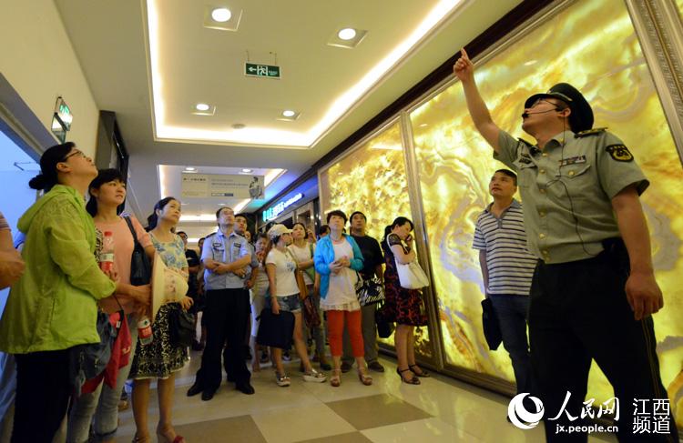 消防官兵讲解公共场所的消防设施。