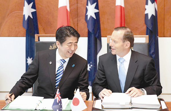 8日，安倍与阿博特签署经贸与防务协议，相谈甚欢。