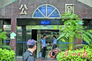 警察正在现场调查。 记者高鹤涛 摄