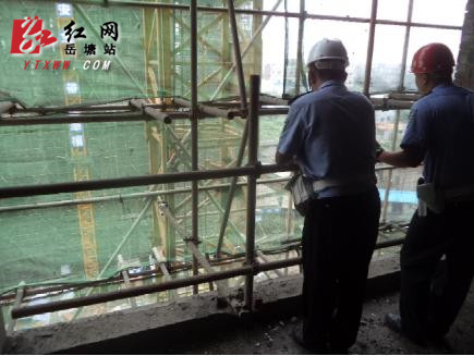 儿子工地赌博遭人殴打 五旬母亲爬上吊塔欲跳楼