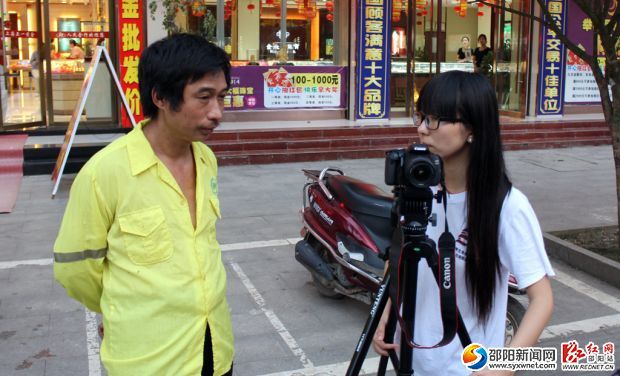 导演邱慧在跟微电影主人公刘汉民交谈。