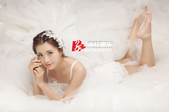 包文婧披性感秀手包性感美女写真牵婚纱贝尔恩爱十年(图)图片