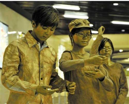 地铁站上演“铜人秀” 原是大学生行为艺术(图) 