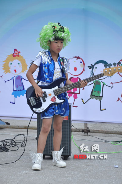 “清荷艺术团”学生个性表演