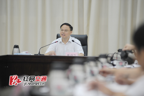 7月10日，湖南省政府召开2014年上半年全省道路交通安全工作会议。副省长、省道路交通安全委员会主任张剑飞