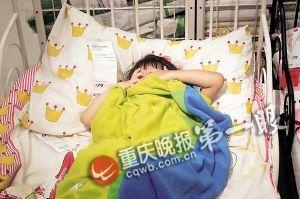 睡觉大军占领商场家具区 不脱鞋呼呼大睡(图)