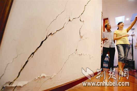 图为：室内墙体裂缝明显