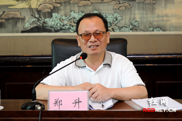 湖南省社科联党组成员、副主席郑升向学员作《适应经济社会发展新形势切实加强和创新社科类社会组织管理》的主题讲话。