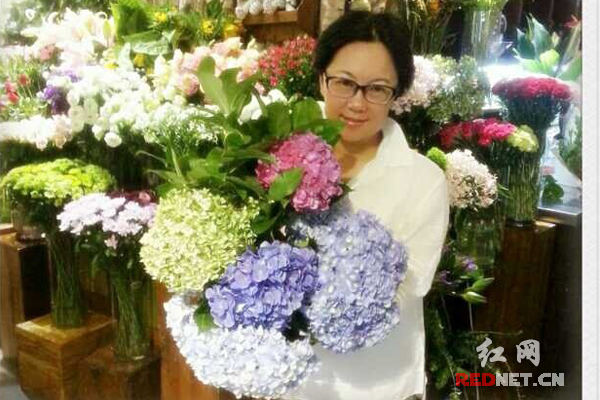 都市花乡董事长张然在直营店包装花卉。