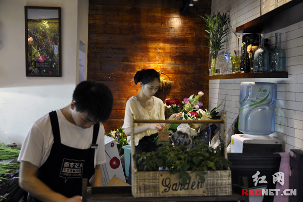 花店员工在对花卉进行专业整理。