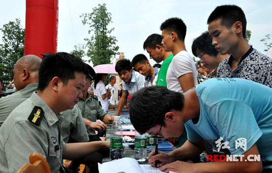 热血青年现场填表咨询