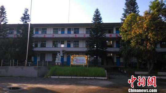 草坂中学教学楼。　林丽君摄