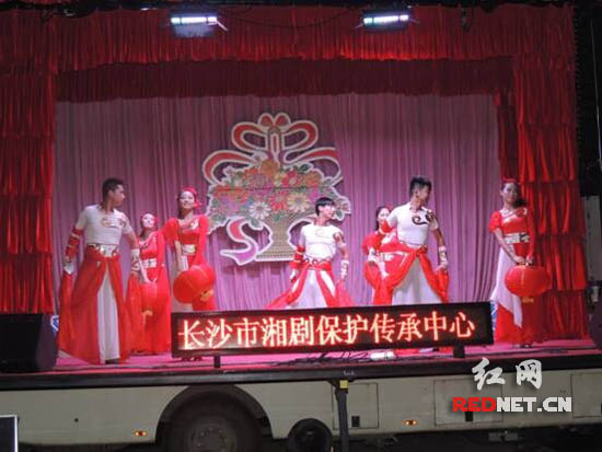 舞蹈《张灯结彩》拉开“送戏下乡”序幕，也点燃了现场戏迷的热情。