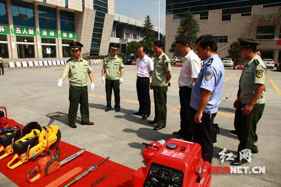 公安消防在展示消防器材及业务