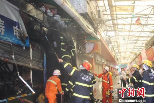 广东韶关闹市一店铺着火 100多市民被疏散(图)