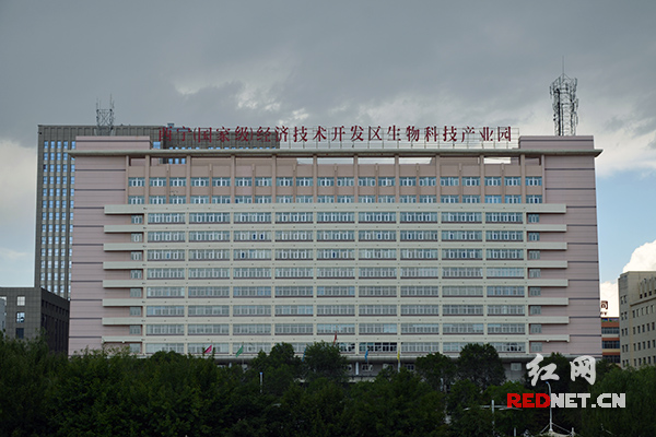 7月12日下午，全国网媒记者走进青海省西宁市生物科技产业园采访。