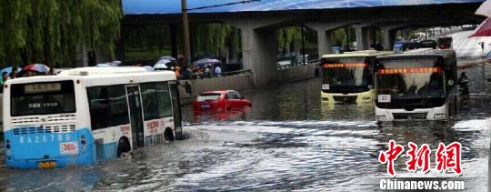 哈尔滨暴雨致公交车抛锚消防救援20余名乘客