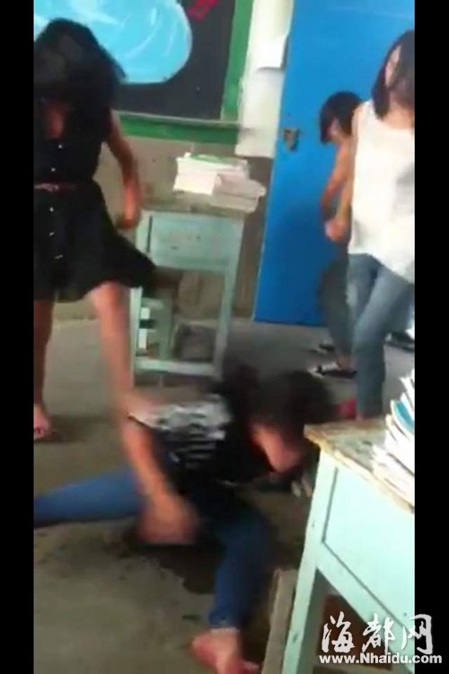漳州：女学生遭五女同学围殴 旁观者叫好