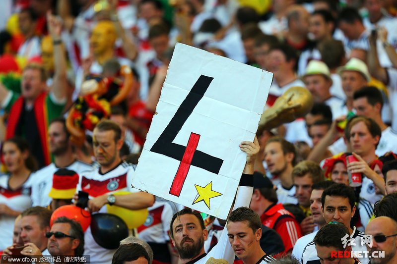 德国球迷庆祝球队世界杯第四次夺冠
