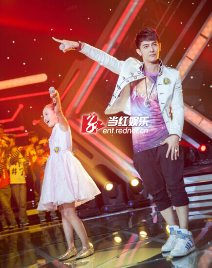 汪东城助阵学员牛欣欣登台演唱