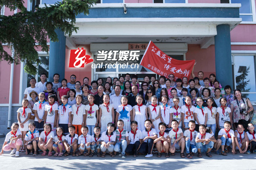 刚丝们与学生合影