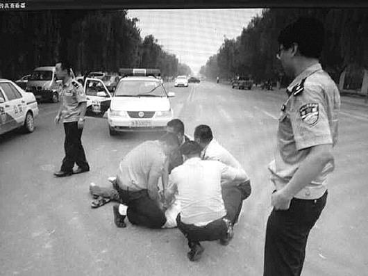 男子醉驾出车祸被送医 “耍酒疯”劫走救护车