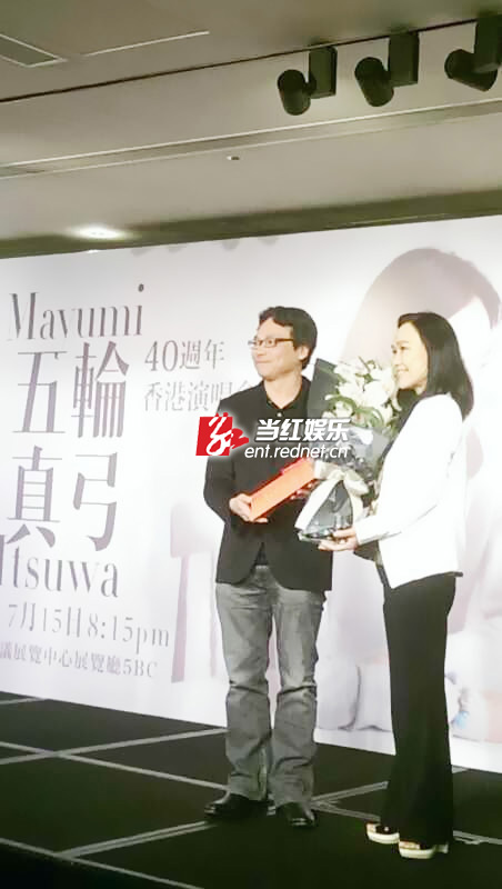冯建强送上一束马蹄兰及一条真丝颈巾给五轮真弓