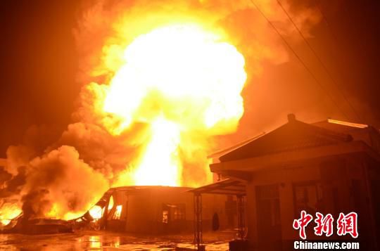 浙江一企业仓库40吨化学品多次爆炸 致顶棚坍塌