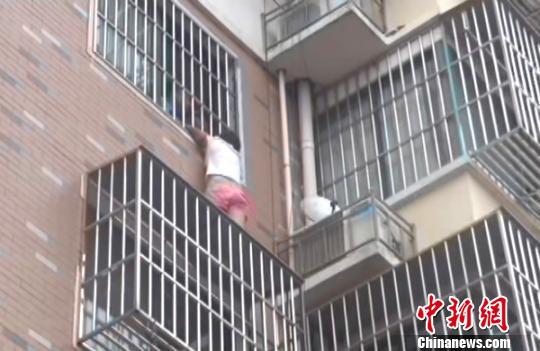 女子6楼爬窗欲轻生80后夫妻伸手紧拉一小时获救