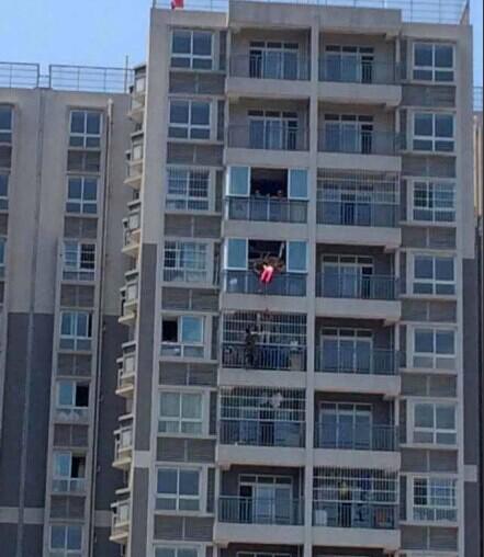 成都女子12楼坠下 被11楼邻居一把抓住(组图)