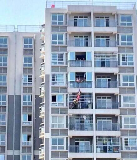 成都女子12楼坠下 被11楼邻居一把抓住(组图)