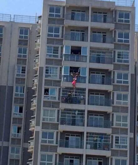 成都女子12楼坠下 被11楼邻居一把抓住(组图)