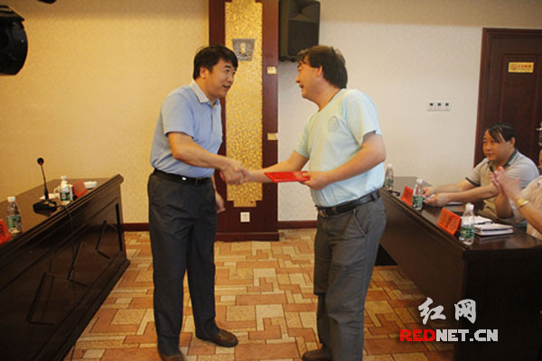 沅陵县为黄兴国教授办法科技顾问聘书。