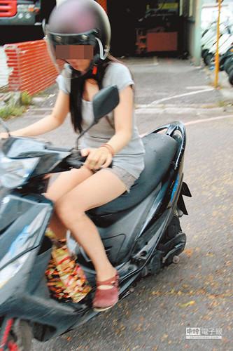  丁女将28万元台币纸钞放在摩托车脚踏板上的包包内，12多万半途“飞掉”。《中时电子报》