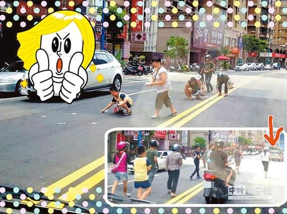 路人捡钱后将钞票送给一个车主，但该车主并非钞票主人。《中时电子报》