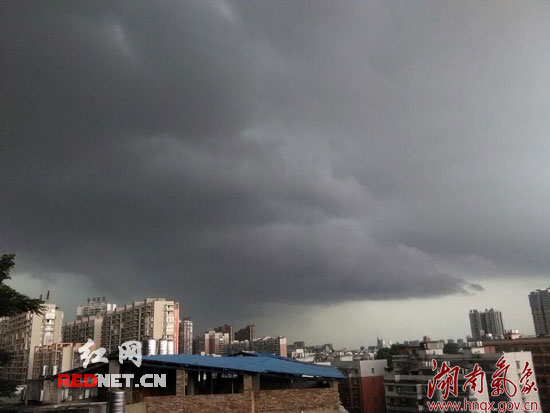 14日傍晚，衡阳大暴雨来临前，黑云压城。 摄影：许霞