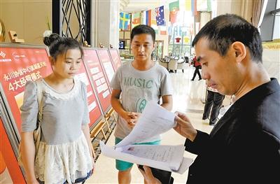 永川团区委工作人员（中）帮夏润年找暑期工挣学费。