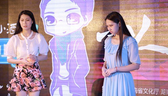 “丫鬟和太后”的宫廷大戏话剧表演