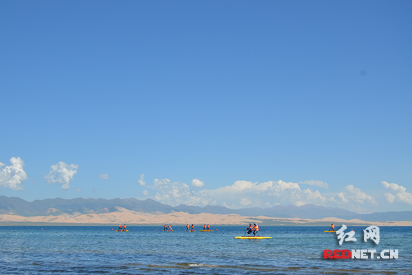 游客在青海湖里冲浪。