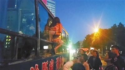 吸毒女马路撒钱呼救命 多人捡钱仅一人归还(图)