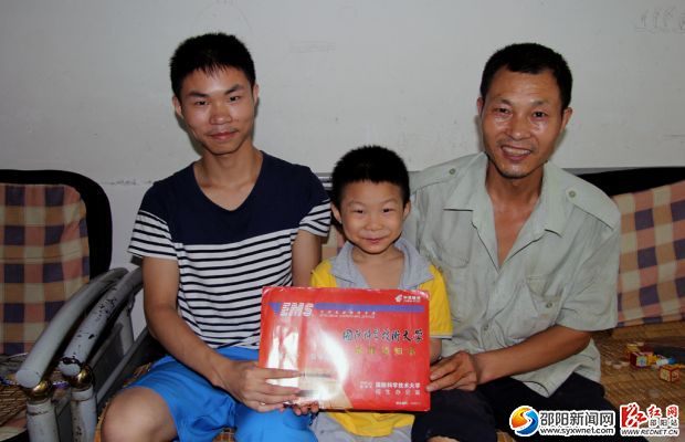 马佳君与父亲开心的手捧着录取通知书。