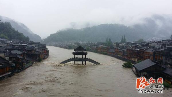 暴雨袭击凤凰 干群合力救灾