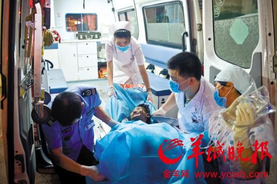 伤者在解放军421医院接受抢救