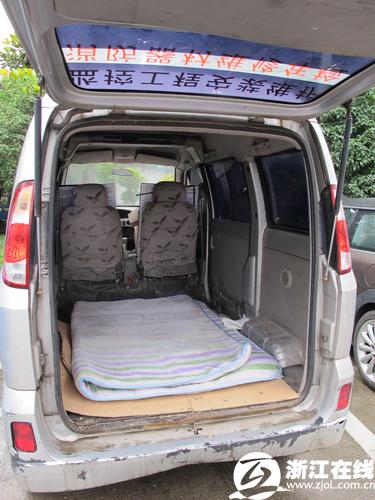 民警蹲守发现“颤抖”面包车 系流动“卖淫车”