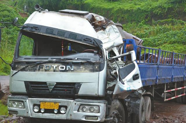 挖掘机司机怄气发动车身 操控机臂砸烂货车车头