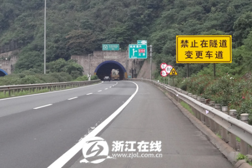 男女凌晨高速停车引警察盘问女方刚穿好内裤（图）