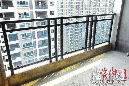　　阳台没有防盗网，护栏只有一点二米高，存在安全隐患
