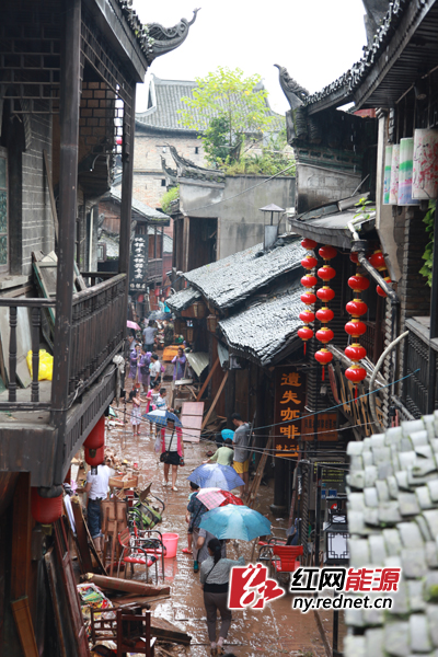 7月17日，凤凰古城景区洪水逐渐退去。