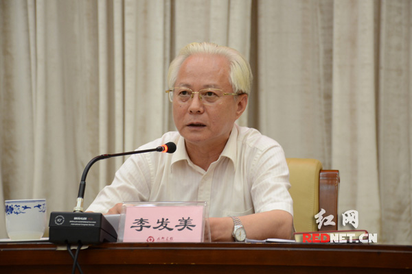 省委副秘书长、省委宣传部常务副部长李发美主持座谈会并通报省委宣传部2014年上半年工作情况及下半年主要工作安排。