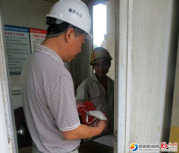 检查劳动防护用品。